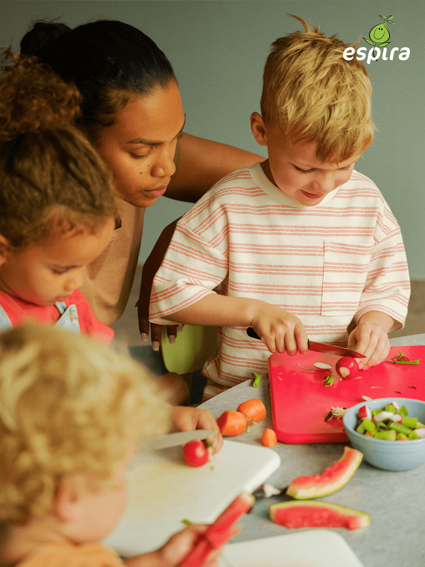 Barn som lager mat i barnehagen.